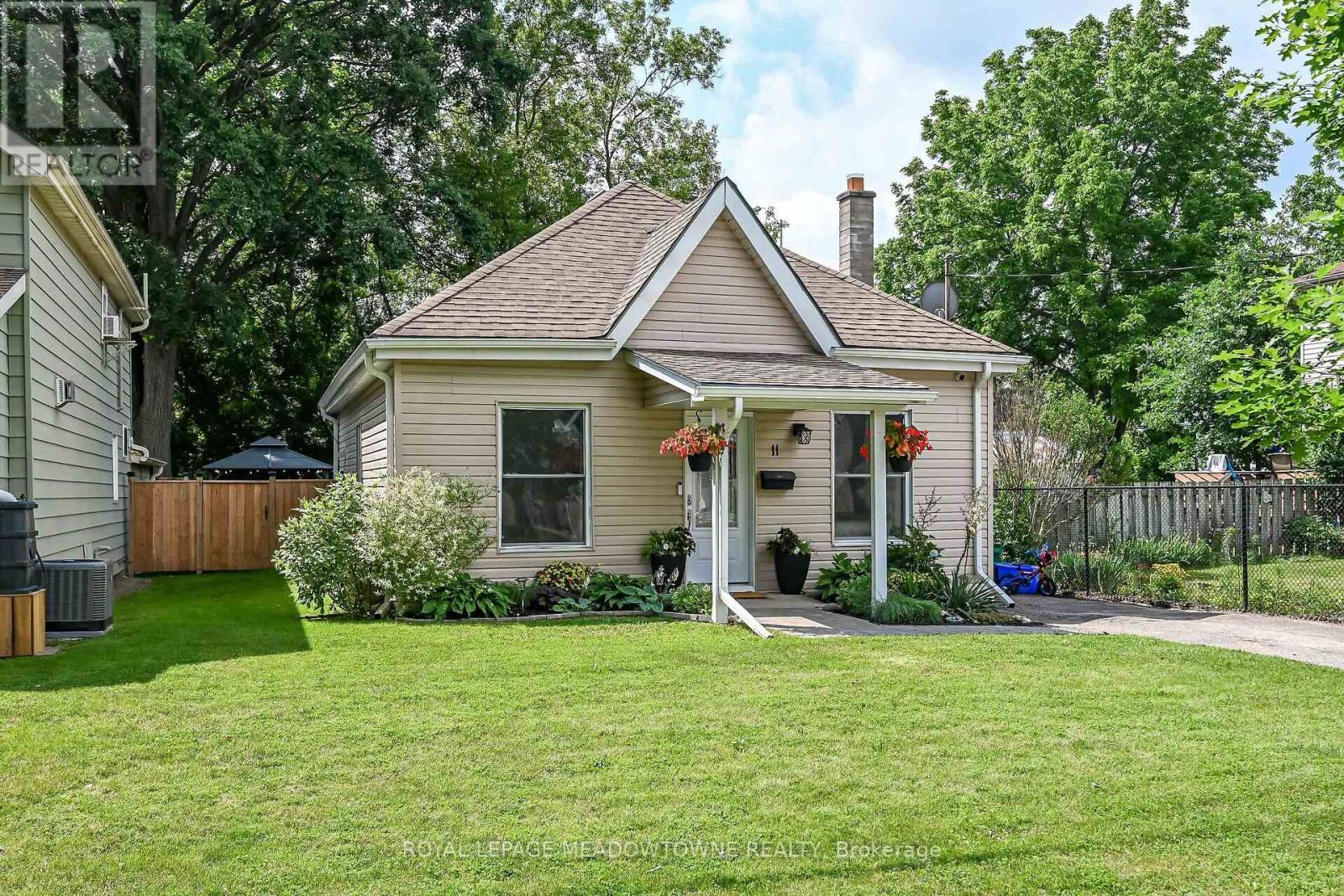 11 Stirton Avenue, Brantford, Ontario  N3T 1E2 - Photo 2 - X13574978