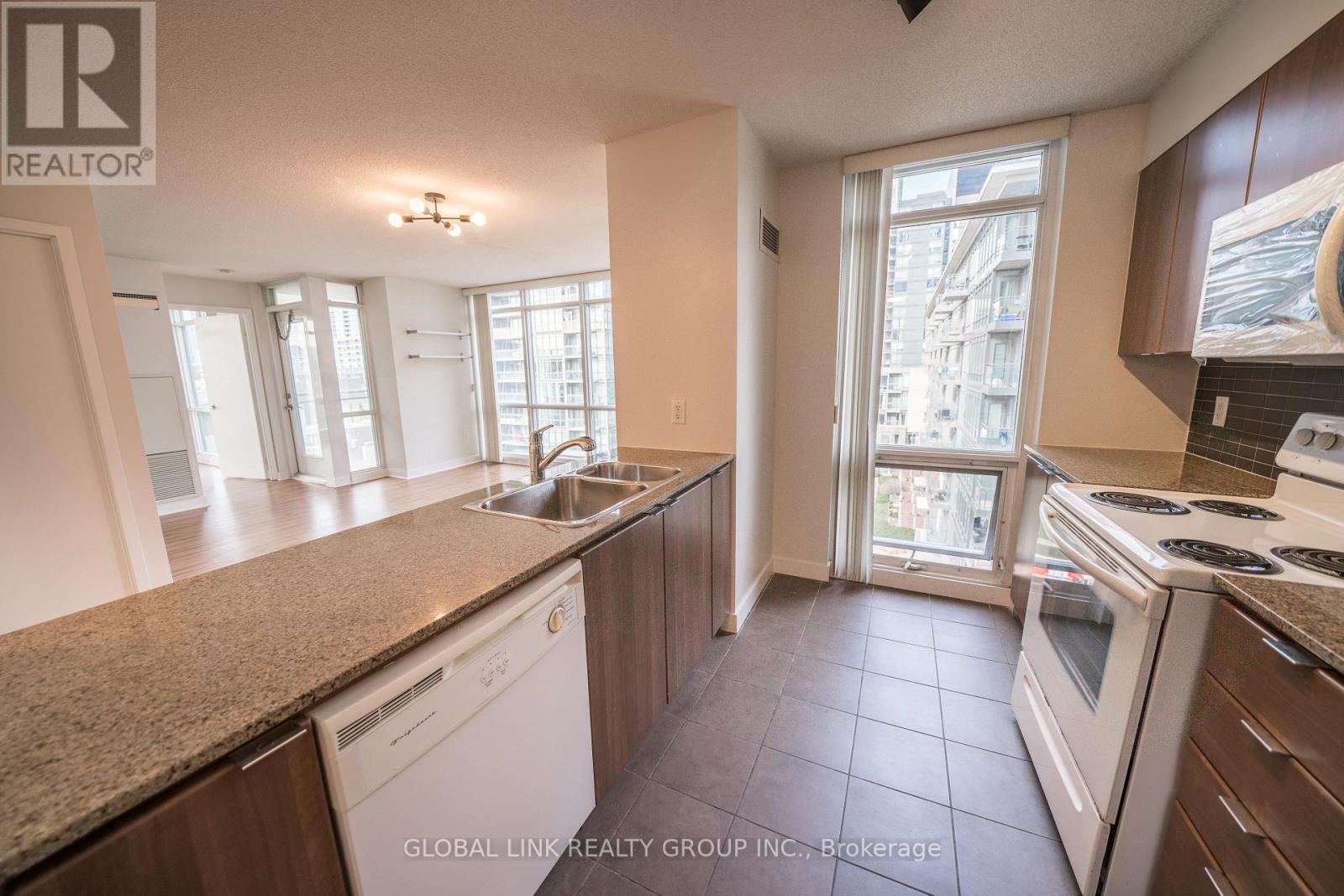 703 - 11 Brunel Court, Toronto, Ontario  M5V 3Y3 - Photo 4 - C13660360