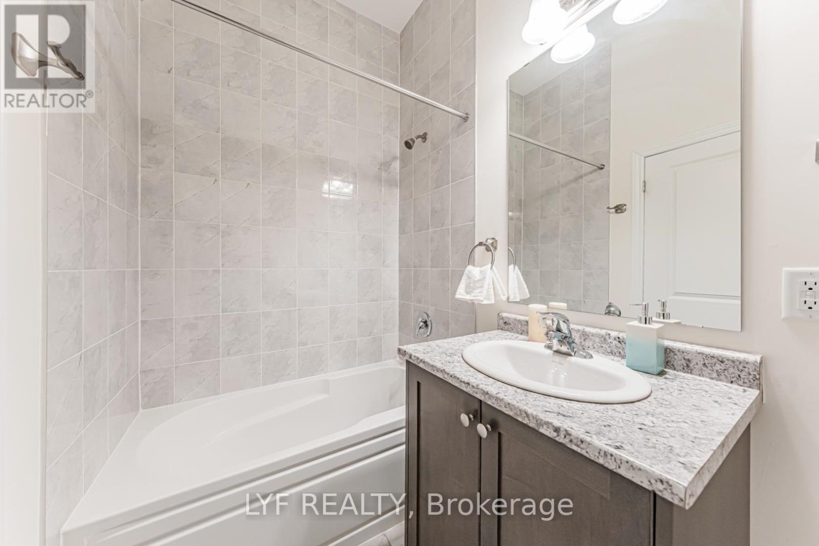 20 Lord Melborne Street, Markham, Ontario  L6C 0Z5 - Photo 8 - N13660366
