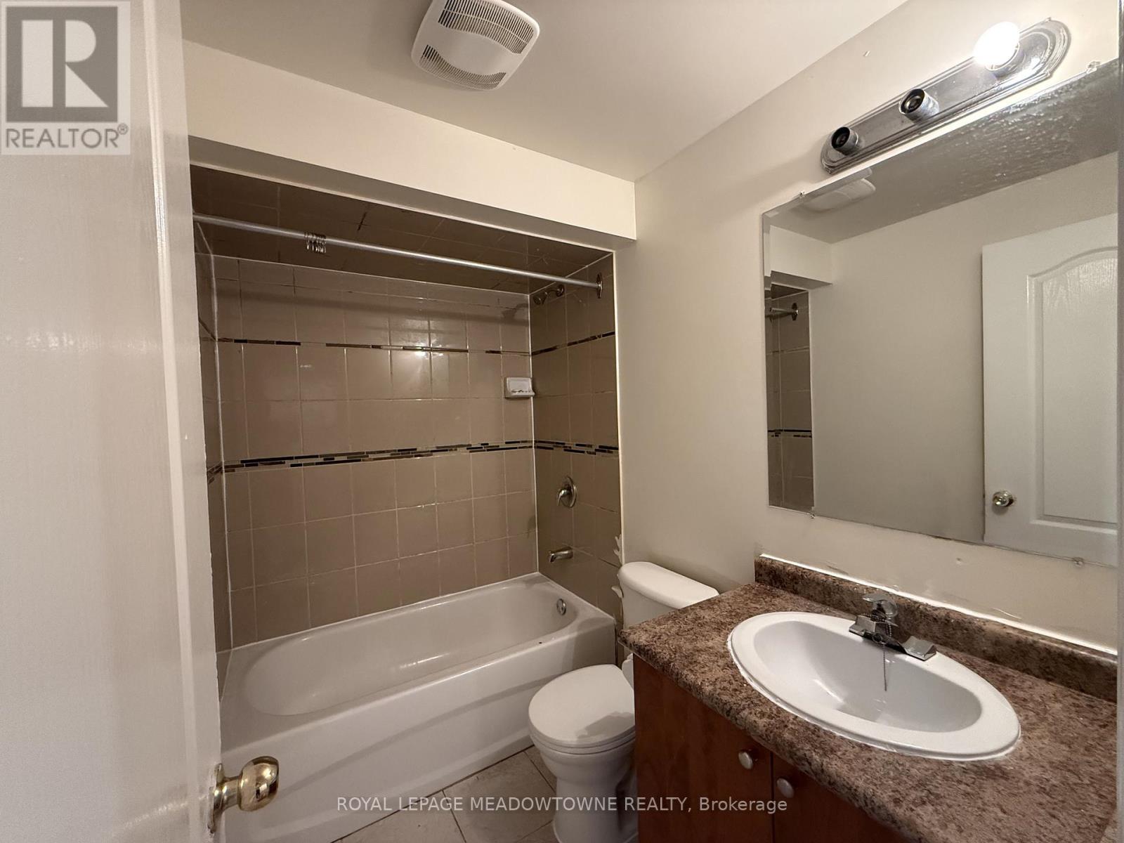 45 Bleasdale (Lower) Avenue, Brampton, Ontario L7A 0P6 - Photo 11 - W13523268