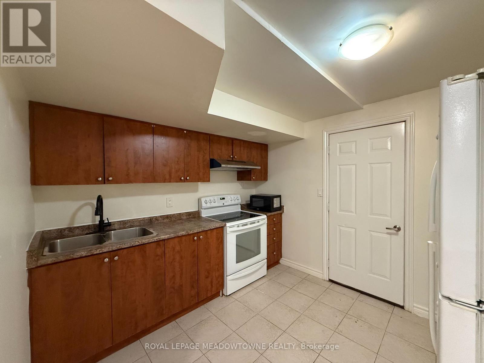 45 Bleasdale (Lower) Avenue, Brampton, Ontario L7A 0P6 - Photo 10 - W13523268