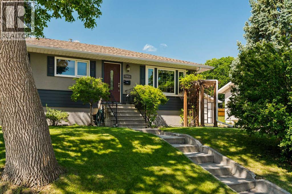 5919 Thornton Road NW, Calgary, Alberta  T2K 3C3 - Photo 4 - A2329511