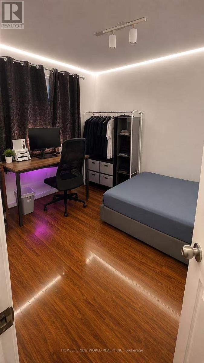 Ensuite Bedroom - 3361 Sanderling Crescent, Mississauga, Ontario L5L 3P3 - Photo 2 - W13660424