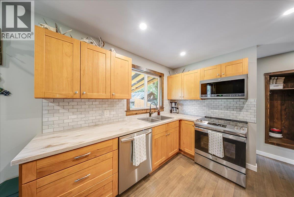 526 12th Avenue, Genelle, British Columbia  V0G 1G0 - Photo 4 - 10393053