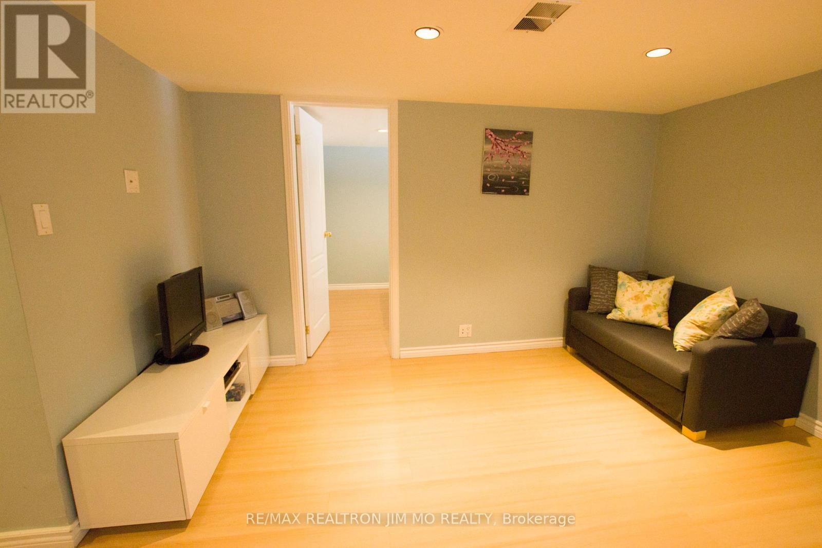 192 Maxome Avenue, Toronto, Ontario M2M 3L2 - Photo 3 - C13660530
