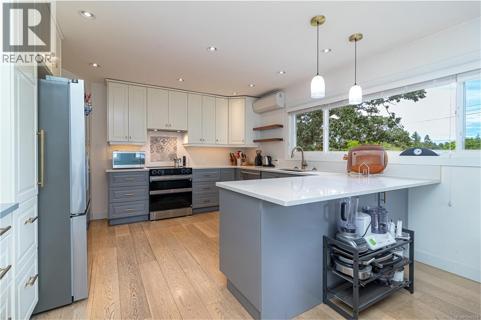 4030 Grange Rd, Saanich, British Columbia  V8Z 4V3 - Photo 10 - 1042924