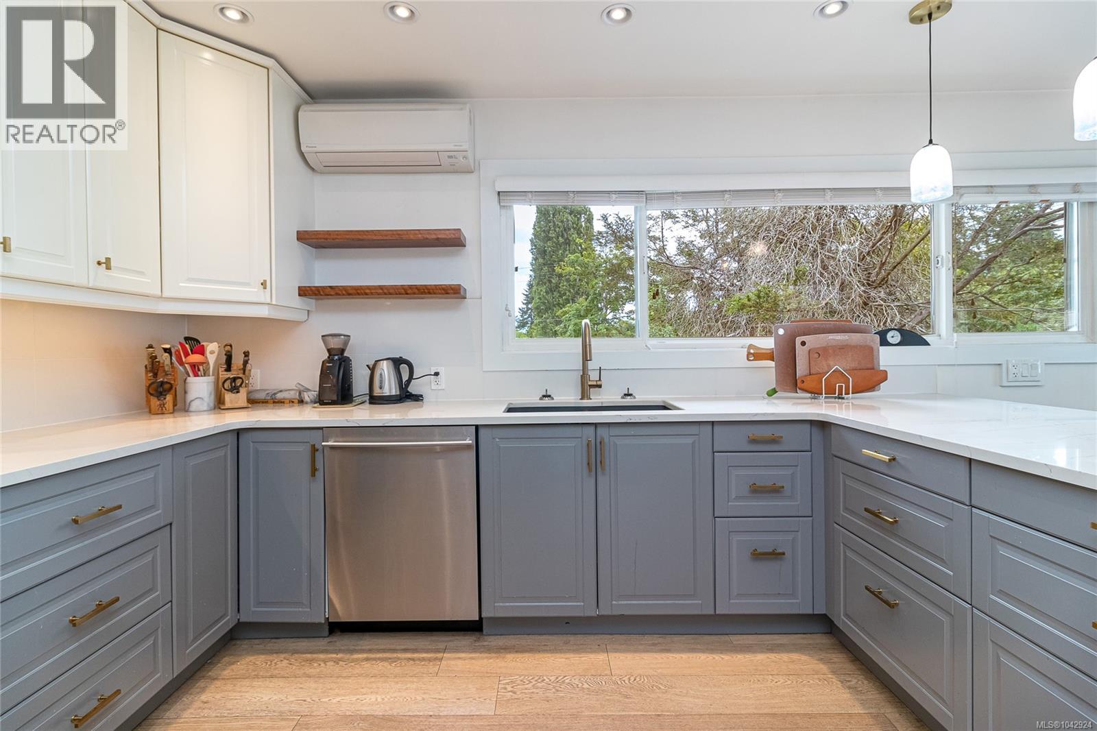 4030 Grange Rd, Saanich, British Columbia  V8Z 4V3 - Photo 2 - 1042924