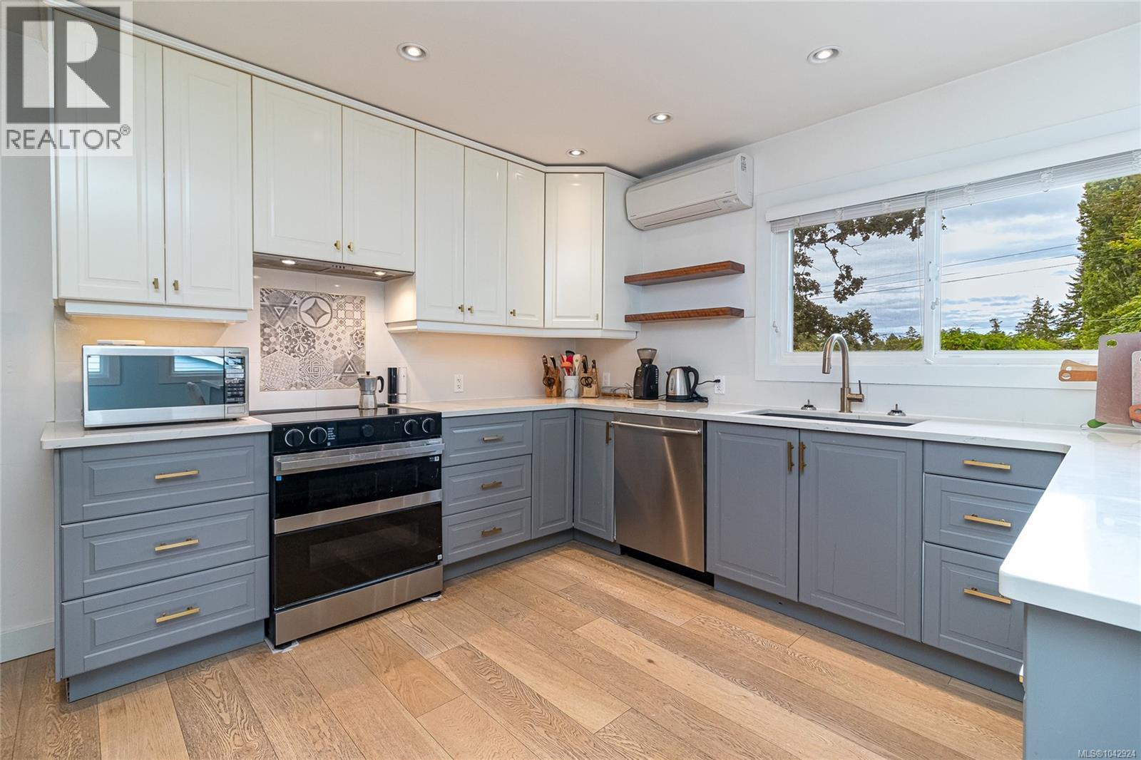 4030 Grange Rd, Saanich, British Columbia  V8Z 4V3 - Photo 5 - 1042924