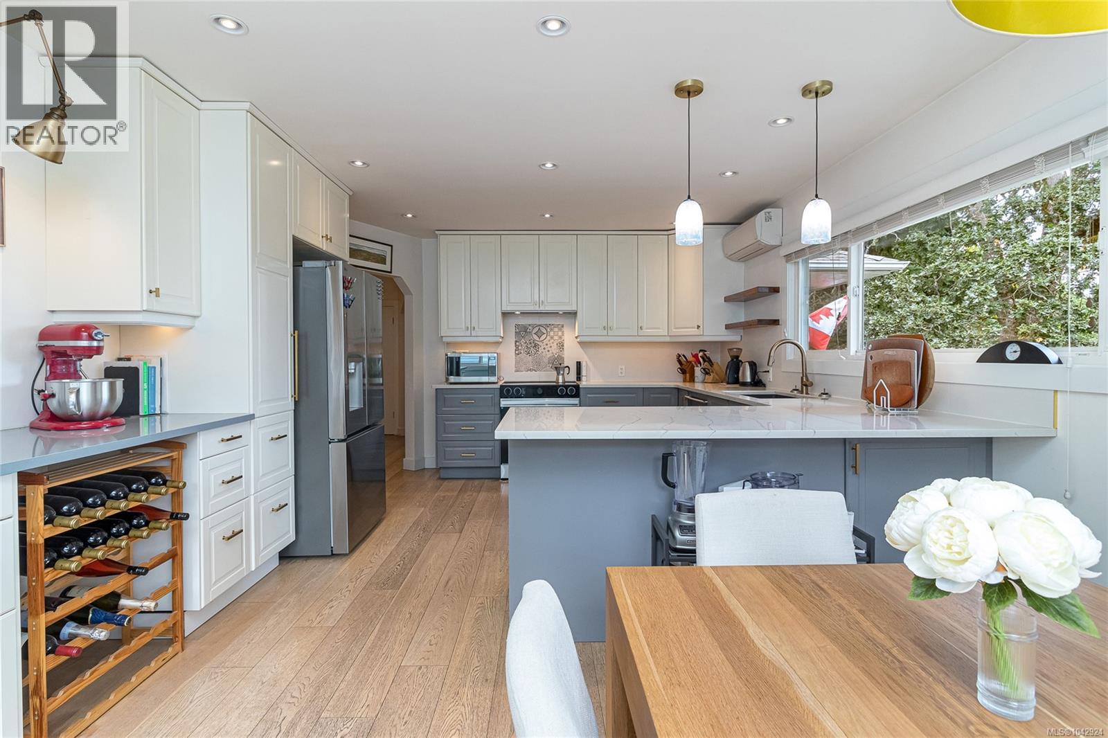 4030 Grange Rd, Saanich, British Columbia  V8Z 4V3 - Photo 3 - 1042924