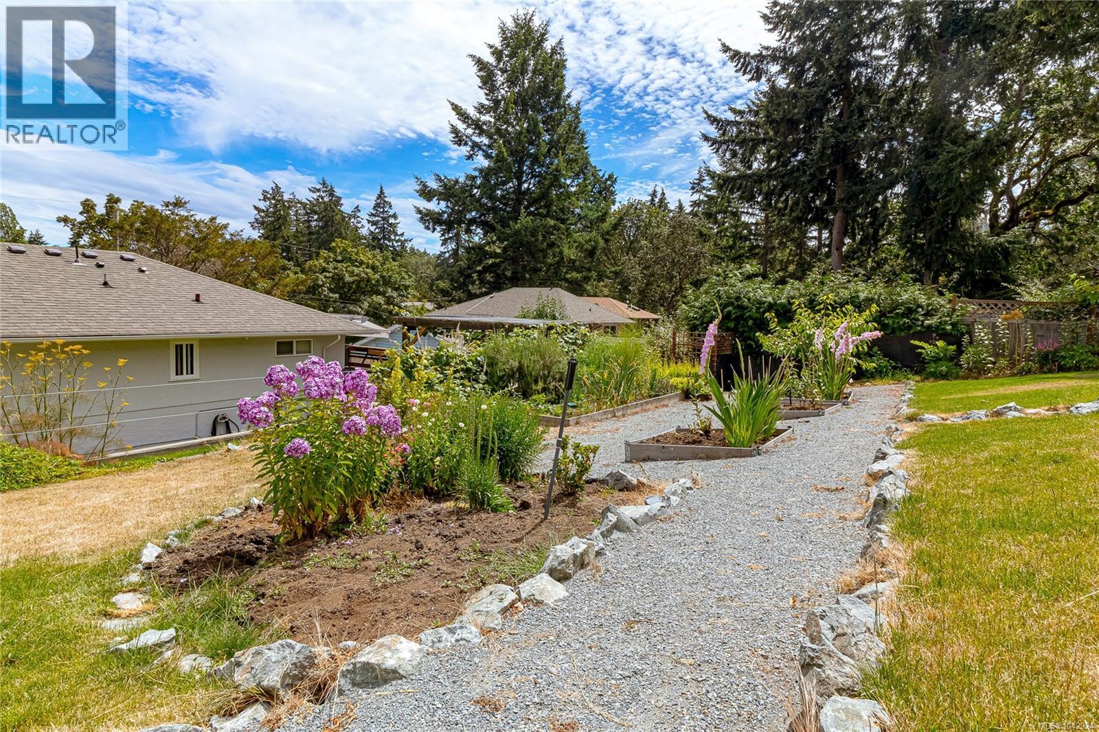 4030 Grange Rd, Saanich, British Columbia  V8Z 4V3 - Photo 55 - 1042924