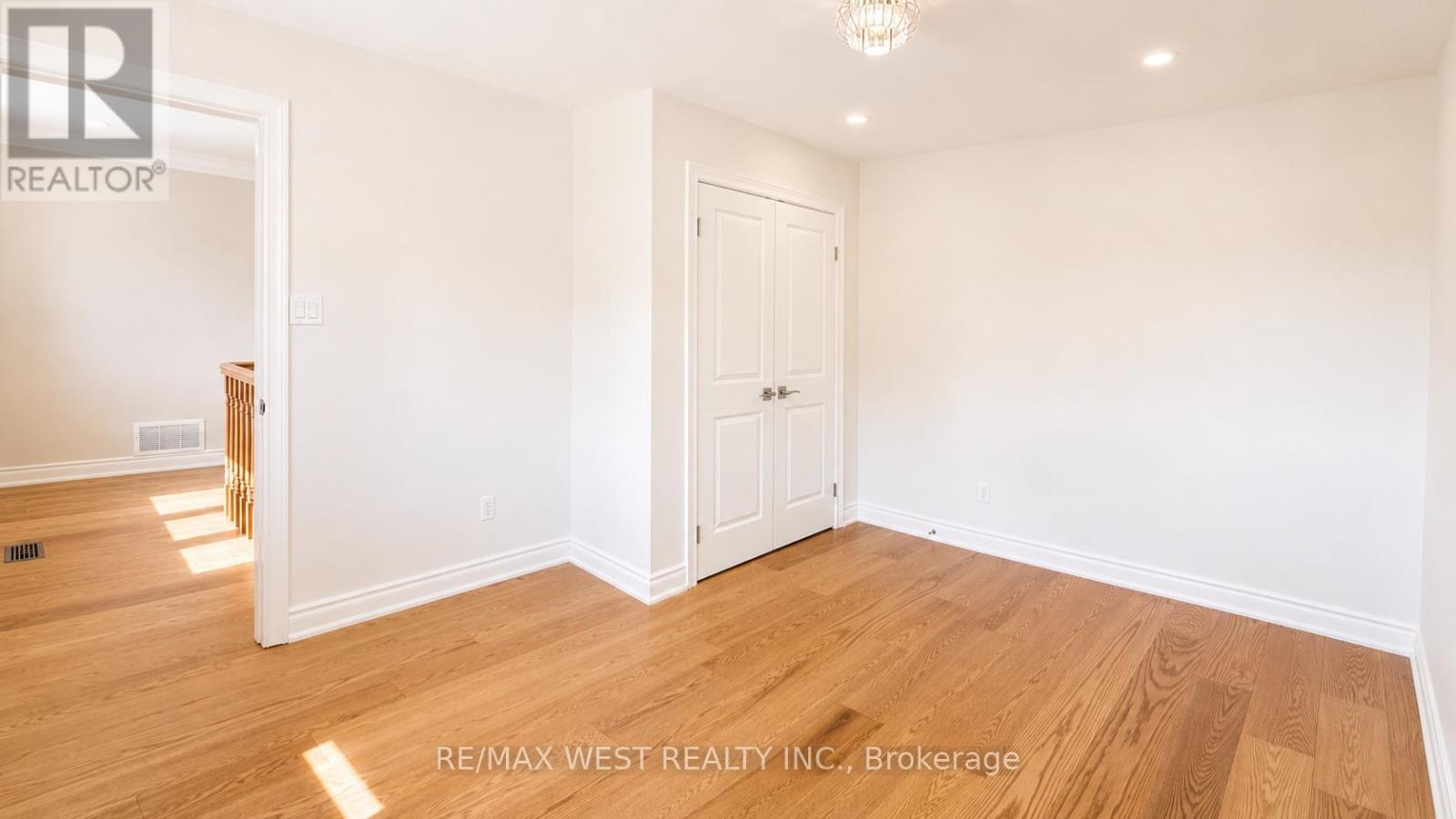65 Foch Avenue, Toronto, Ontario  M8W 3X5 - Photo 17 - W13587342