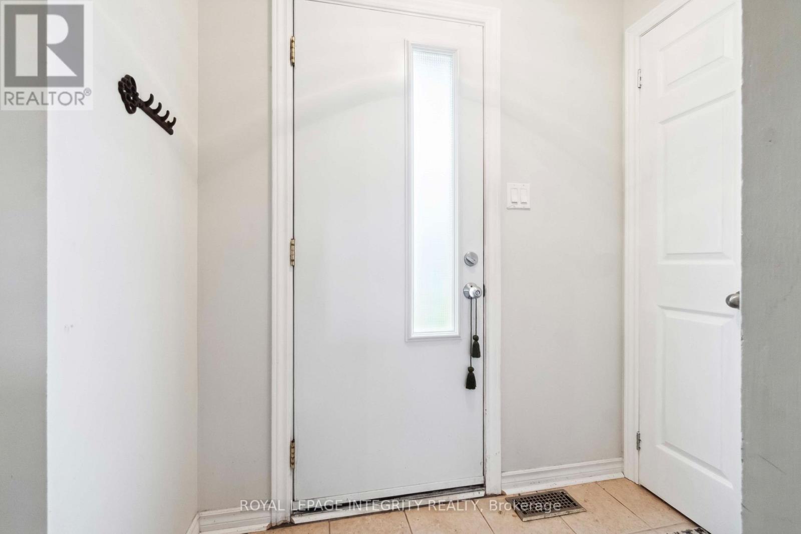 1248 Bethamy Lane, Ottawa, Ontario  K1J 8P4 - Photo 3 - X13660686