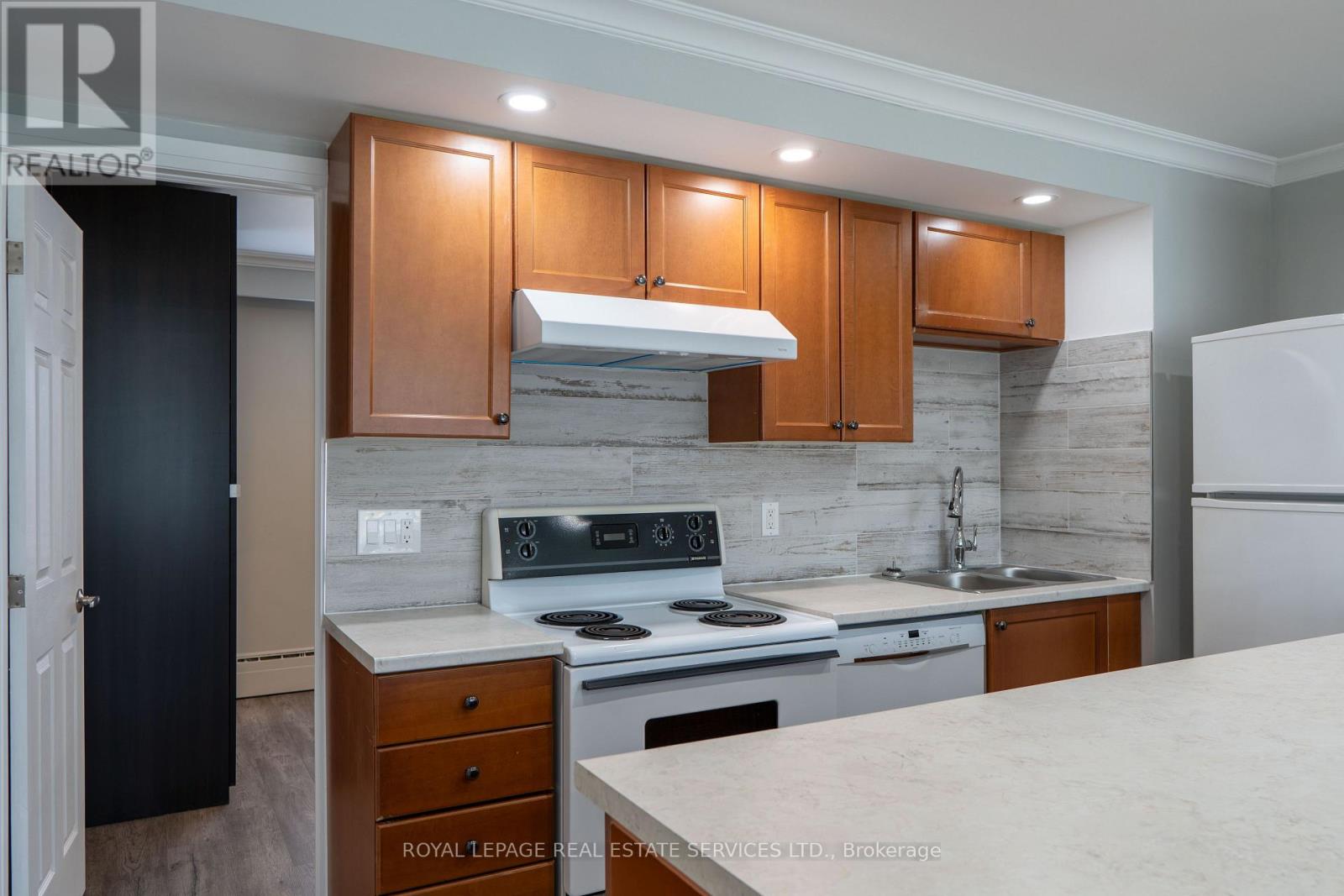#2 - 48a Arcadian Circle, Toronto, Ontario M8W 2Y9 - Photo 3 - W13660724