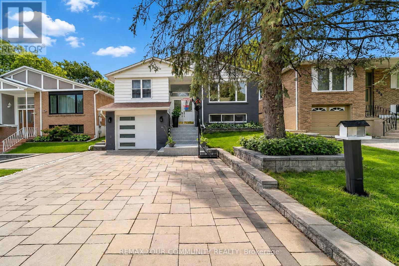 210 CURREY CRESCENT, Newmarket, Ontario
