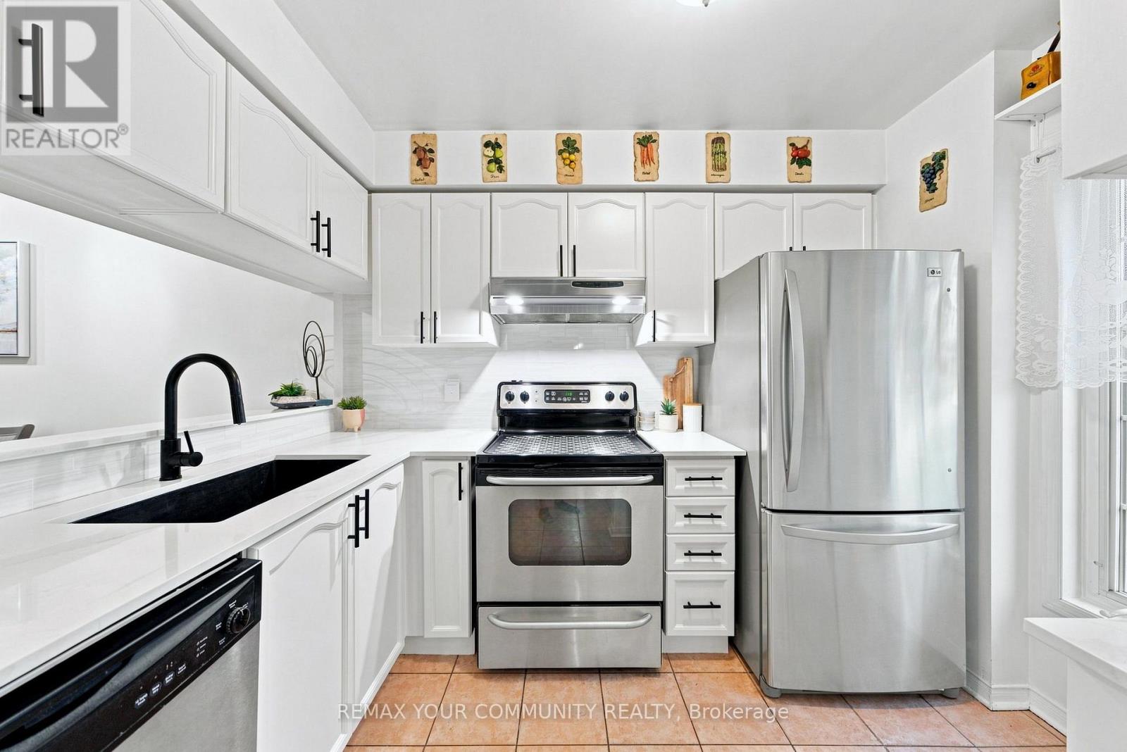 11 - 210 Manitoba Street, Toronto, Ontario  M8Y 4G7 - Photo 4 - W13660894