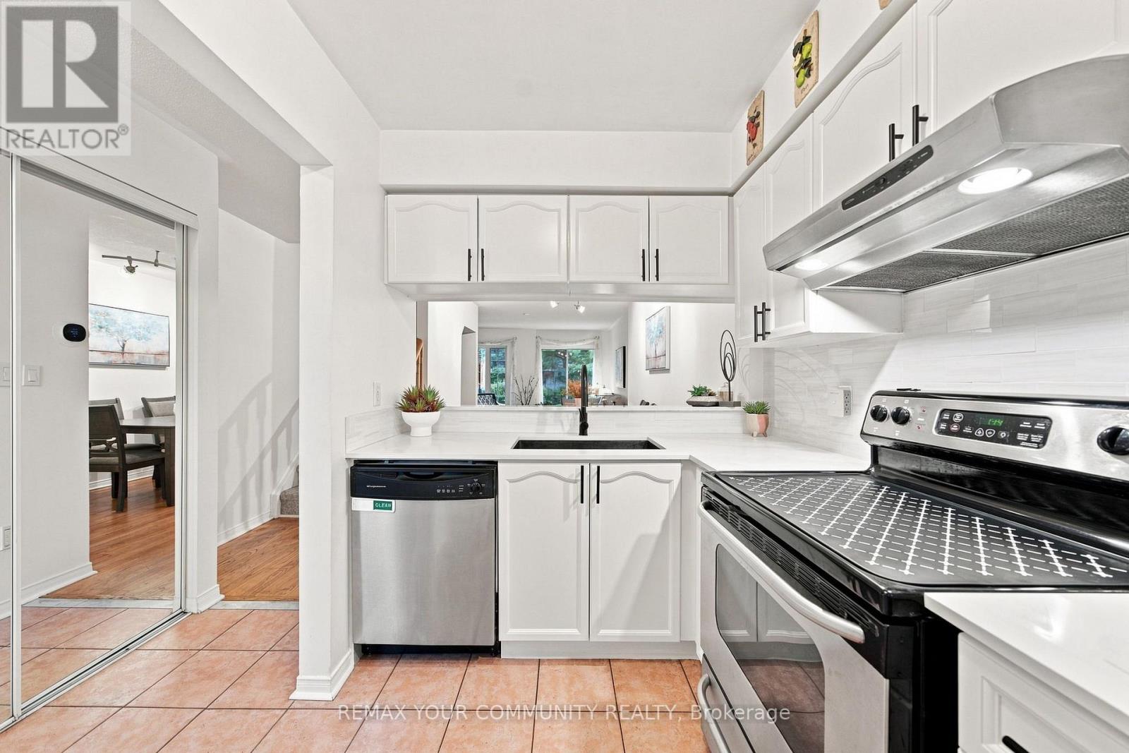 11 - 210 Manitoba Street, Toronto, Ontario  M8Y 4G7 - Photo 5 - W13660894