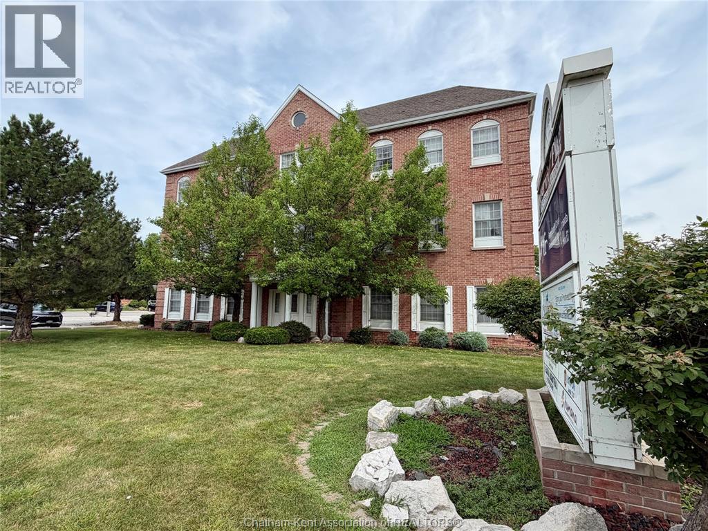 MLS# 26019453: 405 Riverview DRIVE, Chatham, Canada
