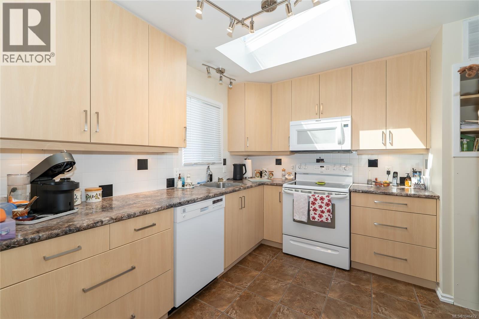9392 Brookwood Dr, Sidney, British Columbia  V8L 4H3 - Photo 6 - 1046472