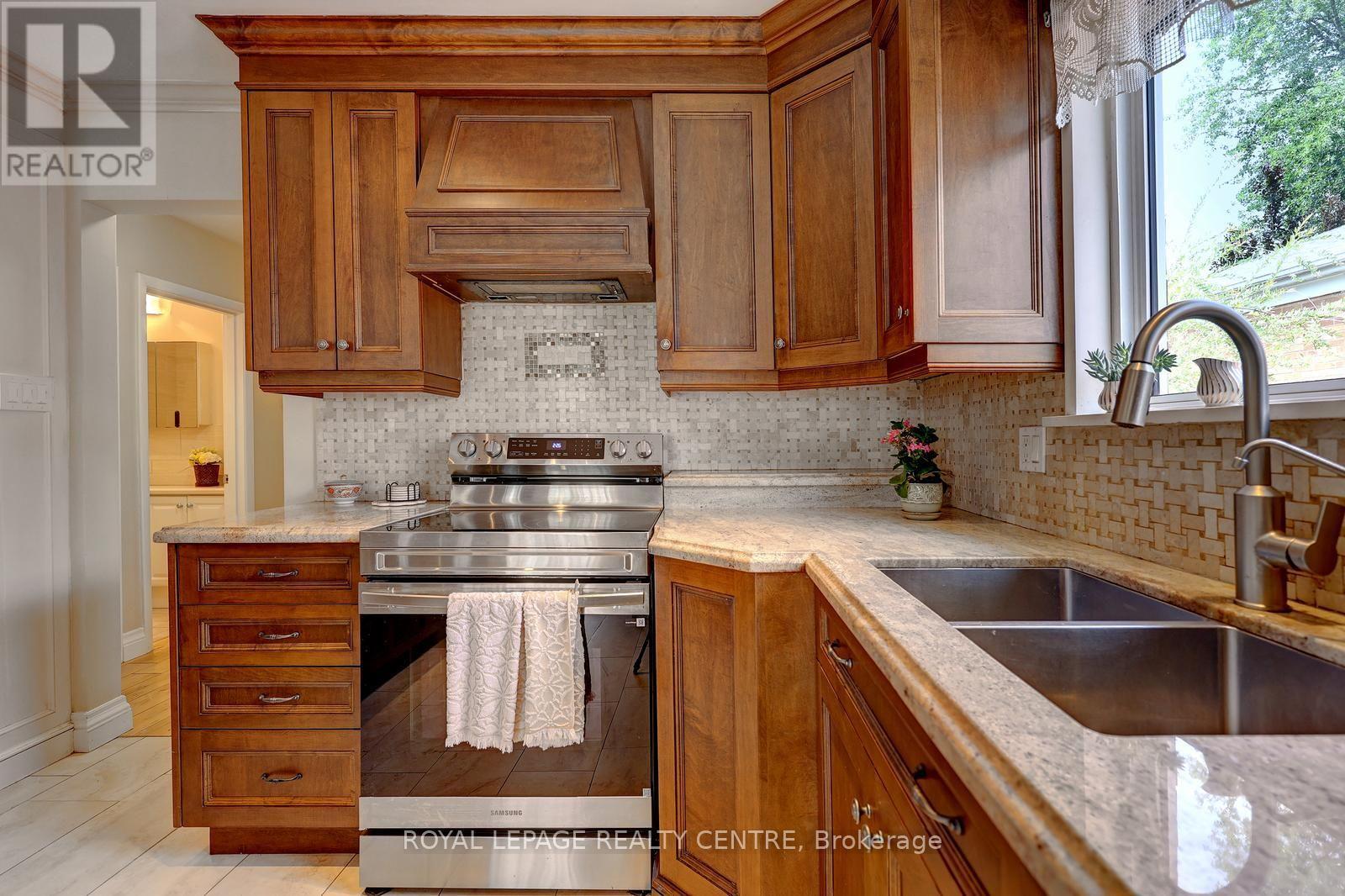 3422 Queenston Drive, Mississauga, Ontario  L5C 2G6 - Photo 15 - W13660964