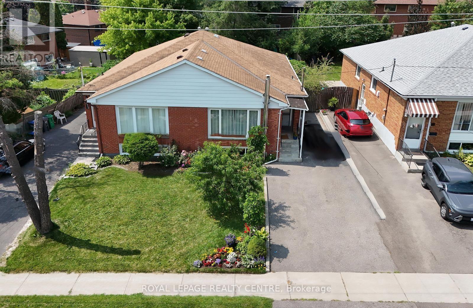 3422 Queenston Drive, Mississauga, Ontario  L5C 2G6 - Photo 2 - W13660964