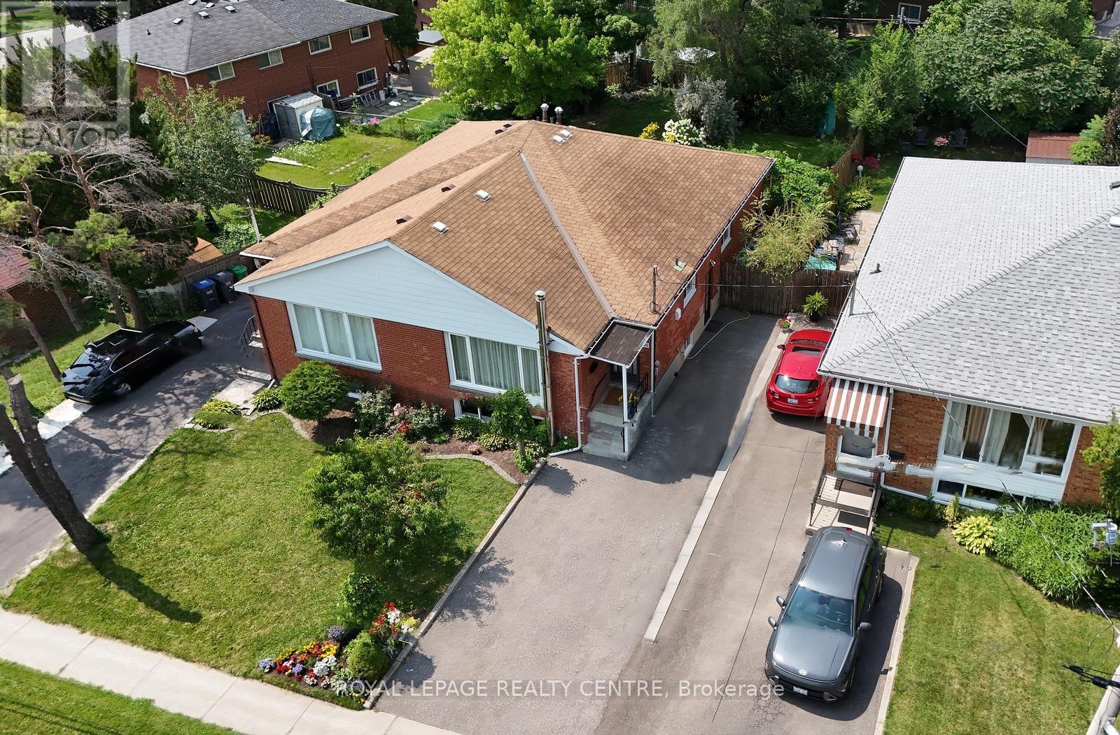 3422 Queenston Drive, Mississauga, Ontario  L5C 2G6 - Photo 3 - W13660964