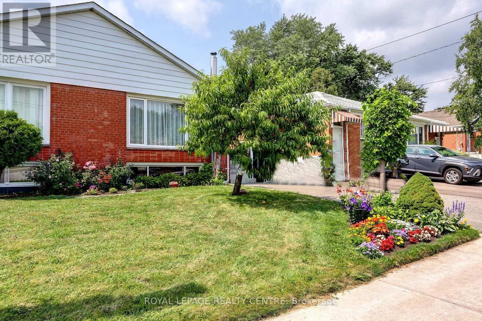 3422 Queenston Drive, Mississauga, Ontario  L5C 2G6 - Photo 5 - W13660964