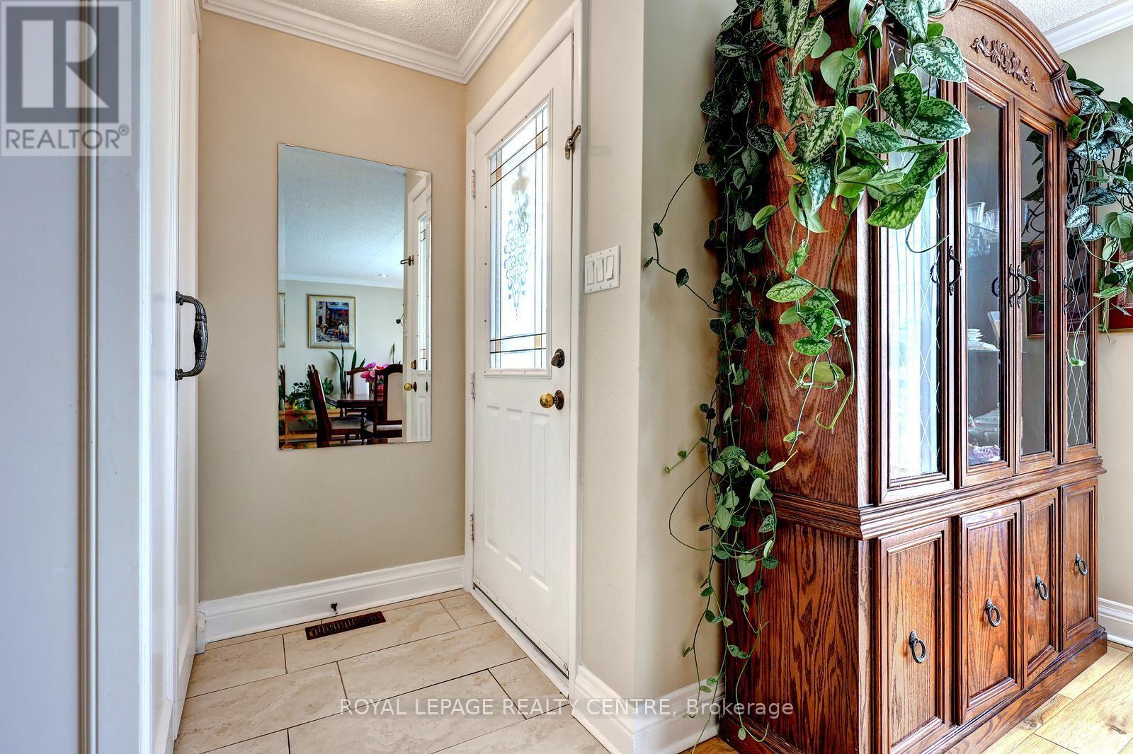 3422 Queenston Drive, Mississauga, Ontario  L5C 2G6 - Photo 7 - W13660964
