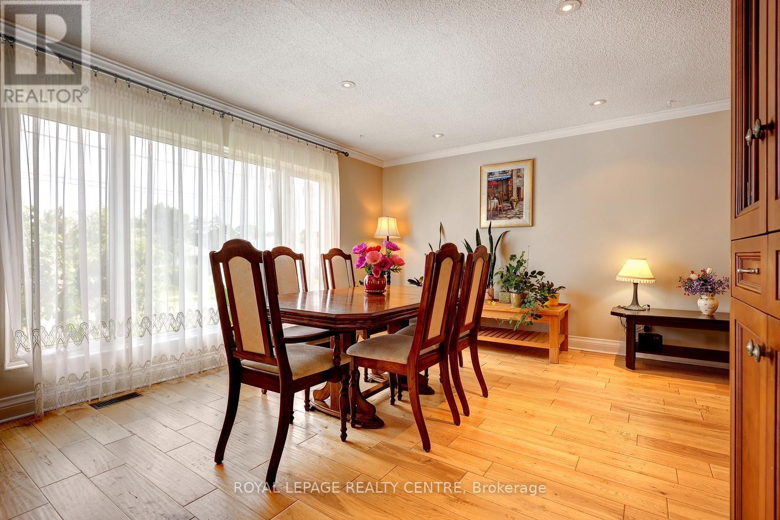 3422 Queenston Drive, Mississauga, Ontario  L5C 2G6 - Photo 8 - W13660964