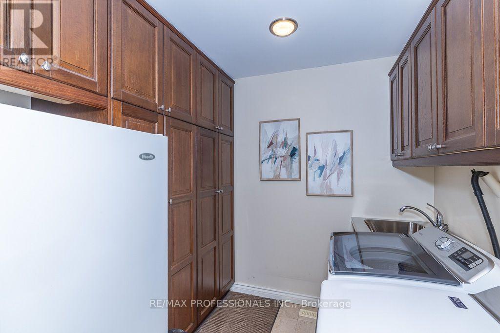 2604 Barrisdale Court, Mississauga, Ontario  L5N 2H2 - Photo 15 - W13654468