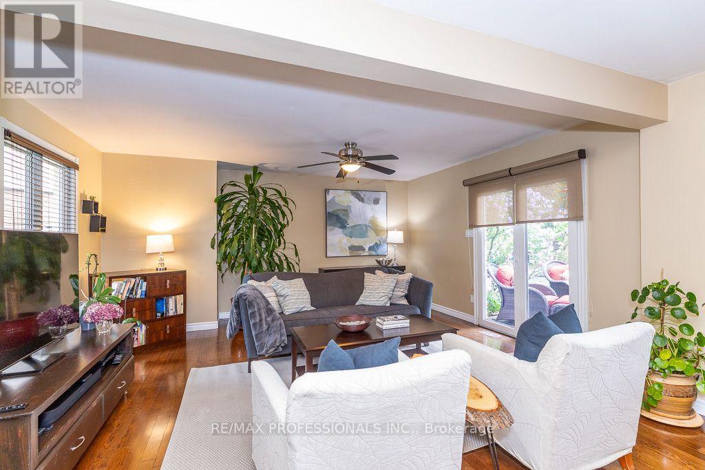 2604 Barrisdale Court, Mississauga, Ontario  L5N 2H2 - Photo 9 - W13654468