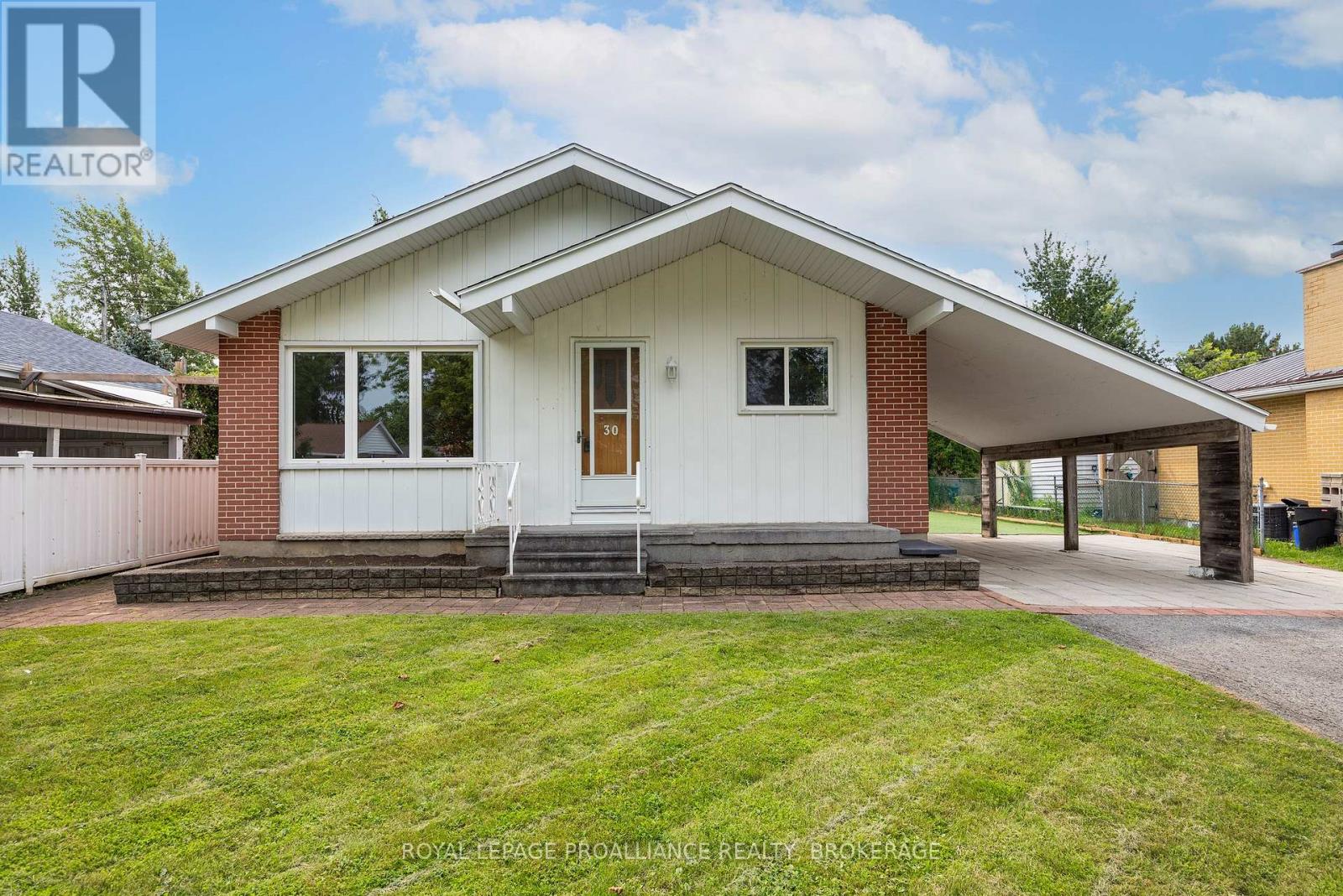 30 Mulcaster Street, Kingston, Ontario K7M 2V5 - Photo 2 - X13661076