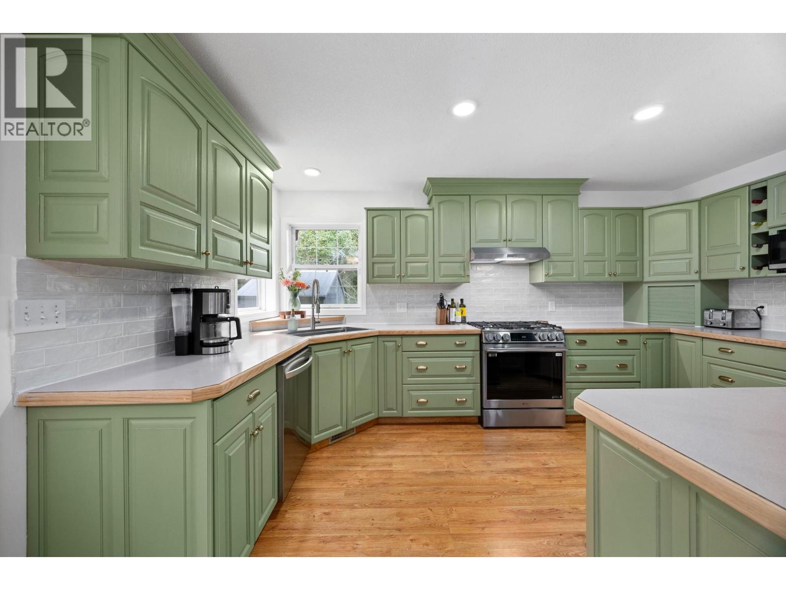 1690 16 Avenue SE, Salmon Arm, British Columbia  V1E 2M7 - Photo 6 - 10397248