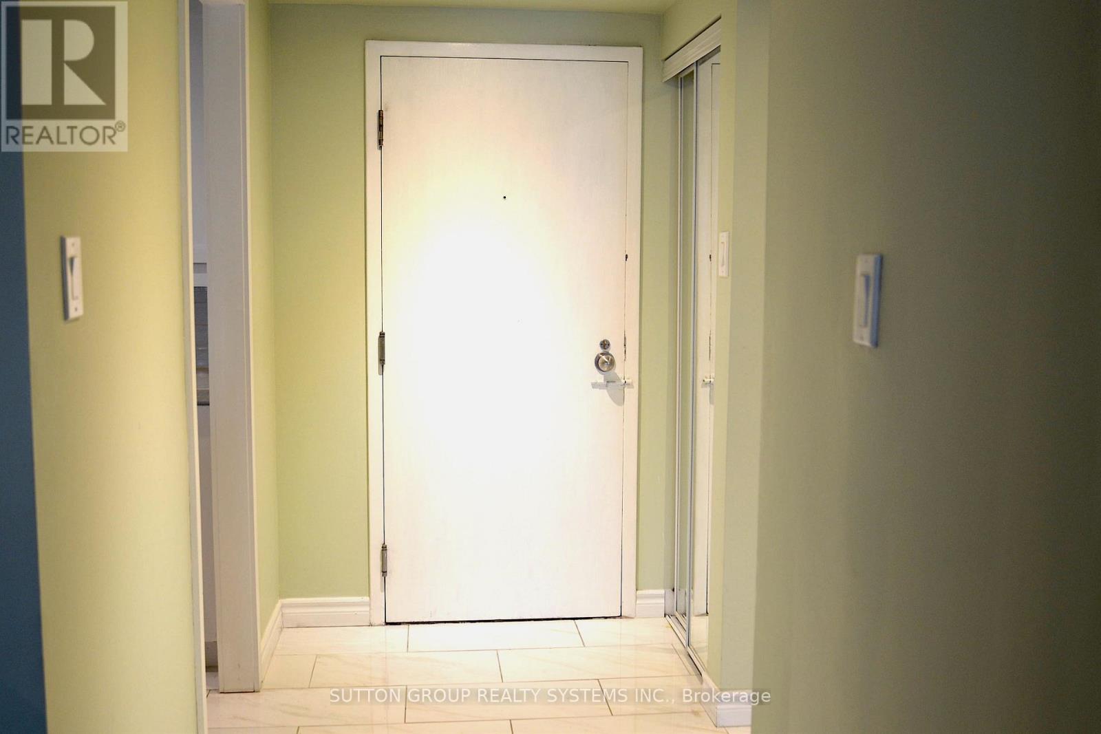 1809 - 717 Bay Street, Toronto, Ontario  M5G 2J9 - Photo 2 - C13661396
