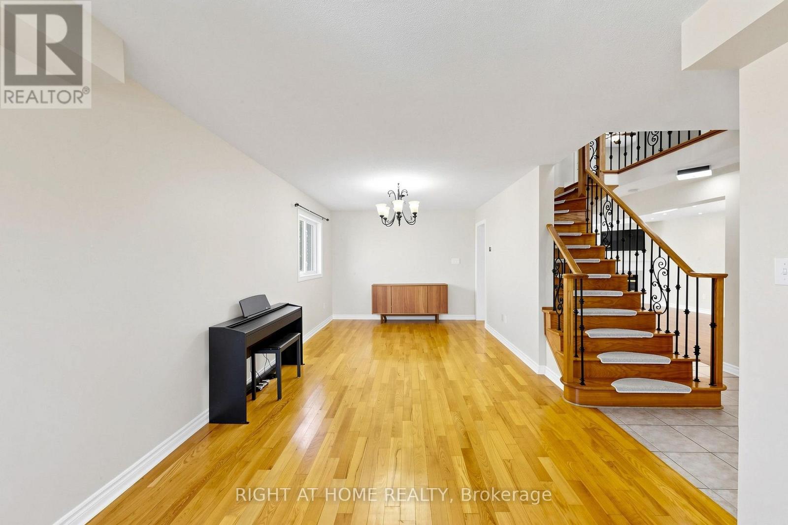 127 Humberland Drive, Richmond Hill, Ontario  L4E 3Y7 - Photo 6 - N13661282