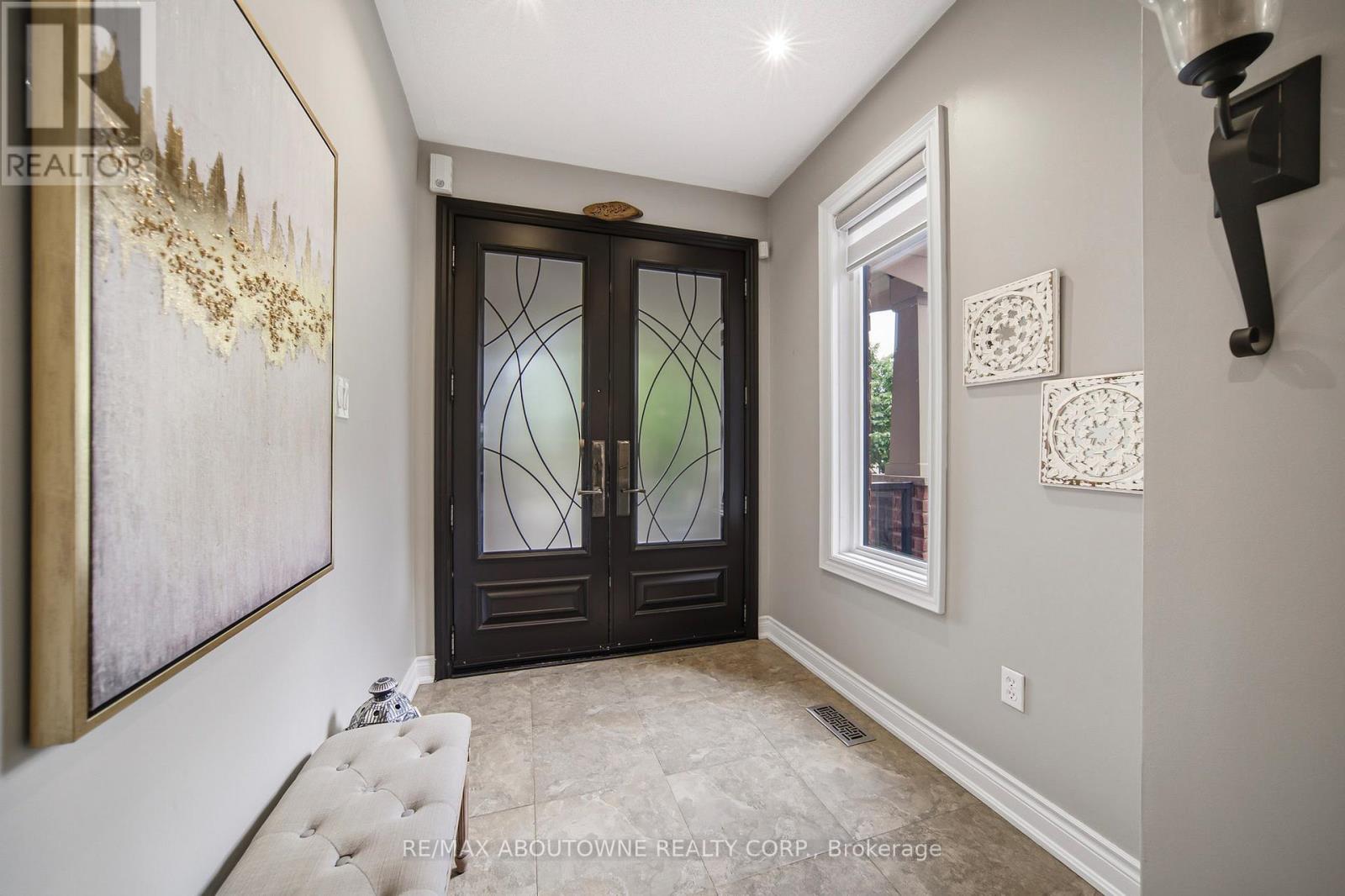 3408 Hideaway Place, Mississauga, Ontario  L5M 0A7 - Photo 4 - W13661082