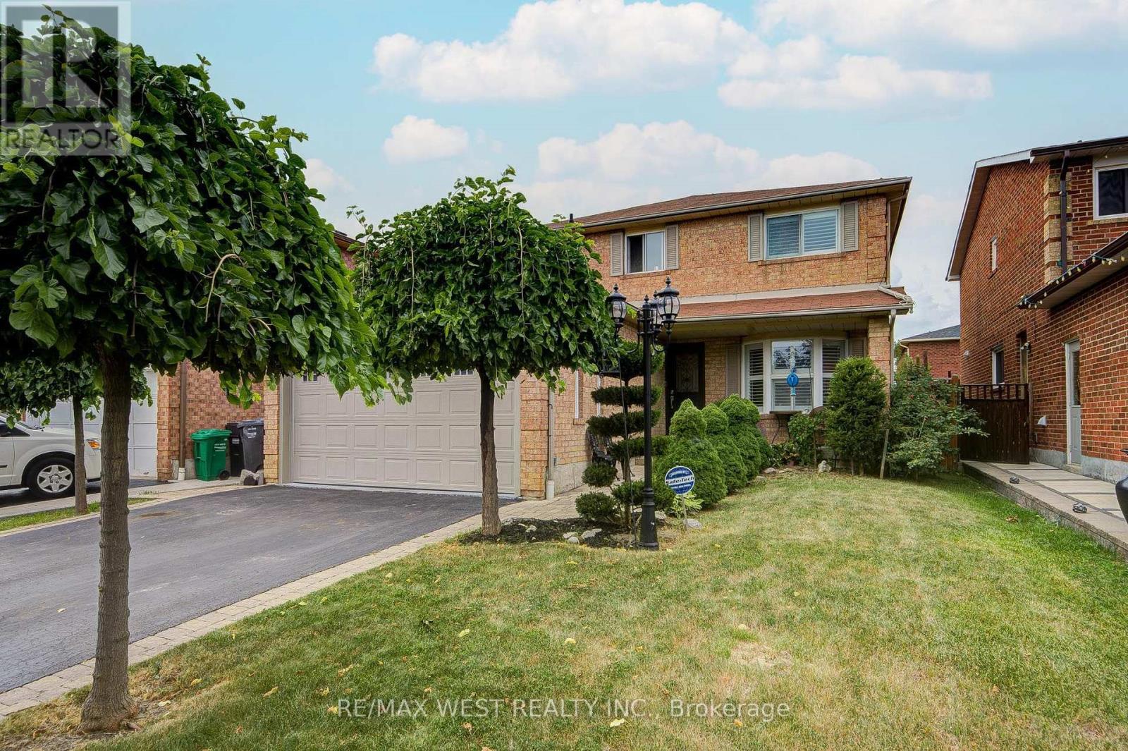 8 Ballycastle Crescent, Brampton, Ontario  L6Z 2V5 - Photo 2 - W13661204