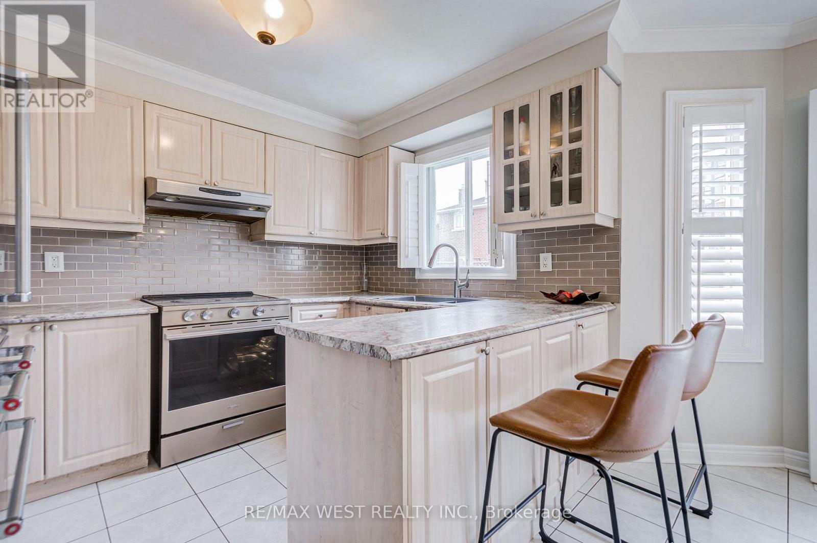 8 Ballycastle Crescent, Brampton, Ontario  L6Z 2V5 - Photo 24 - W13661204