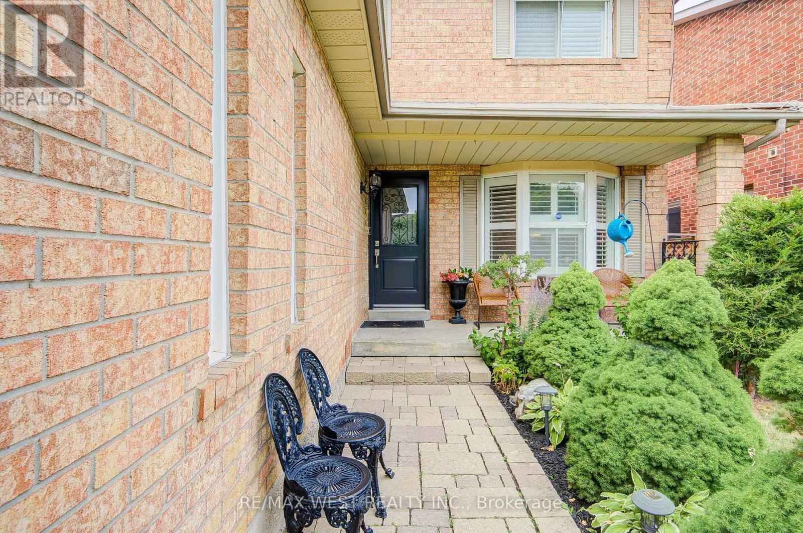 8 Ballycastle Crescent, Brampton, Ontario  L6Z 2V5 - Photo 3 - W13661204