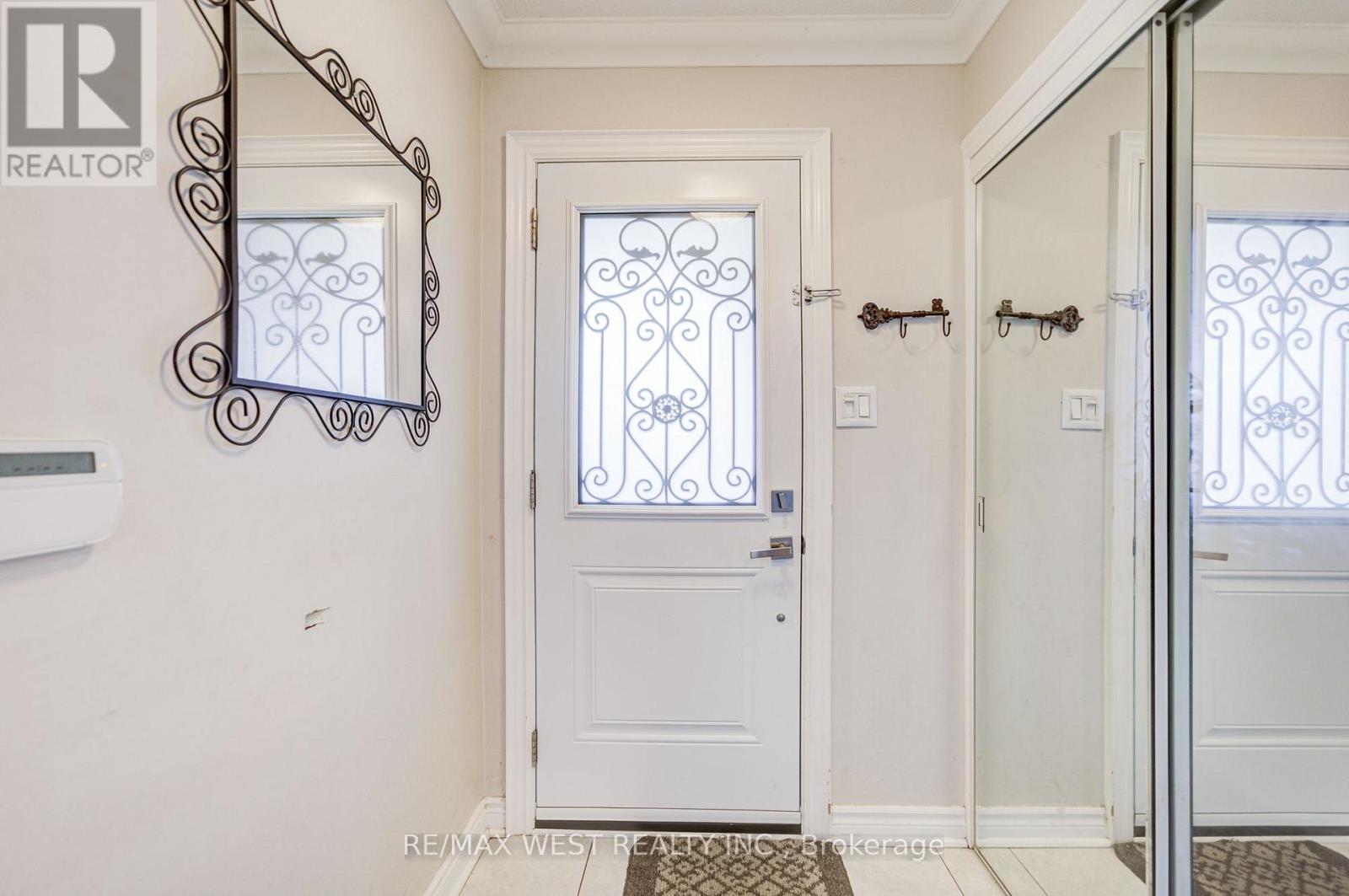 8 Ballycastle Crescent, Brampton, Ontario  L6Z 2V5 - Photo 5 - W13661204