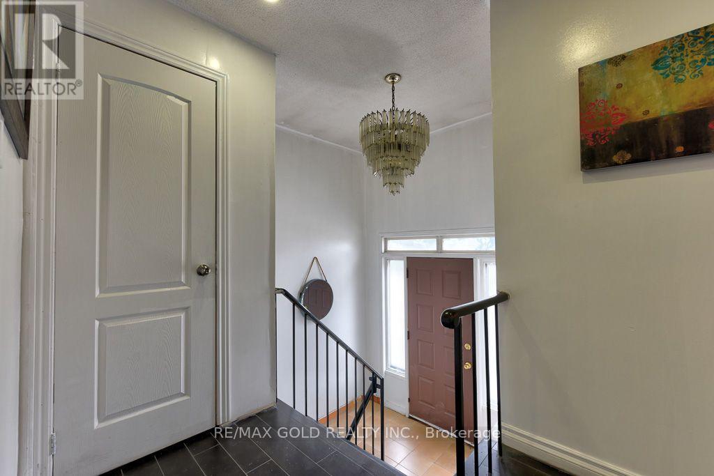 22 Kittiwake Avenue, Toronto, Ontario  M9V 4P6 - Photo 5 - W13661222