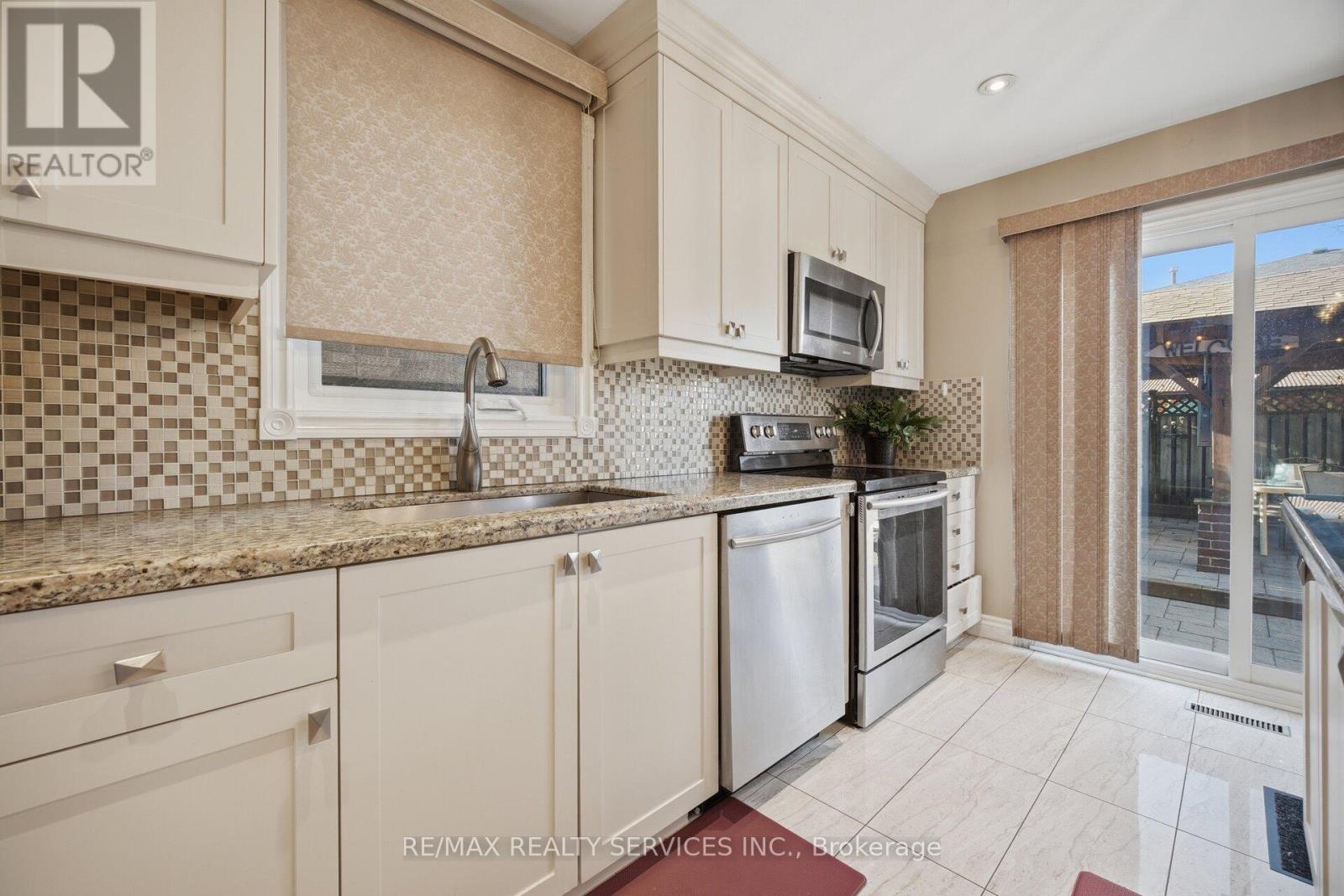 16 Langholm Court, Brampton, Ontario  L6Z 2Y1 - Photo 15 - W13661248