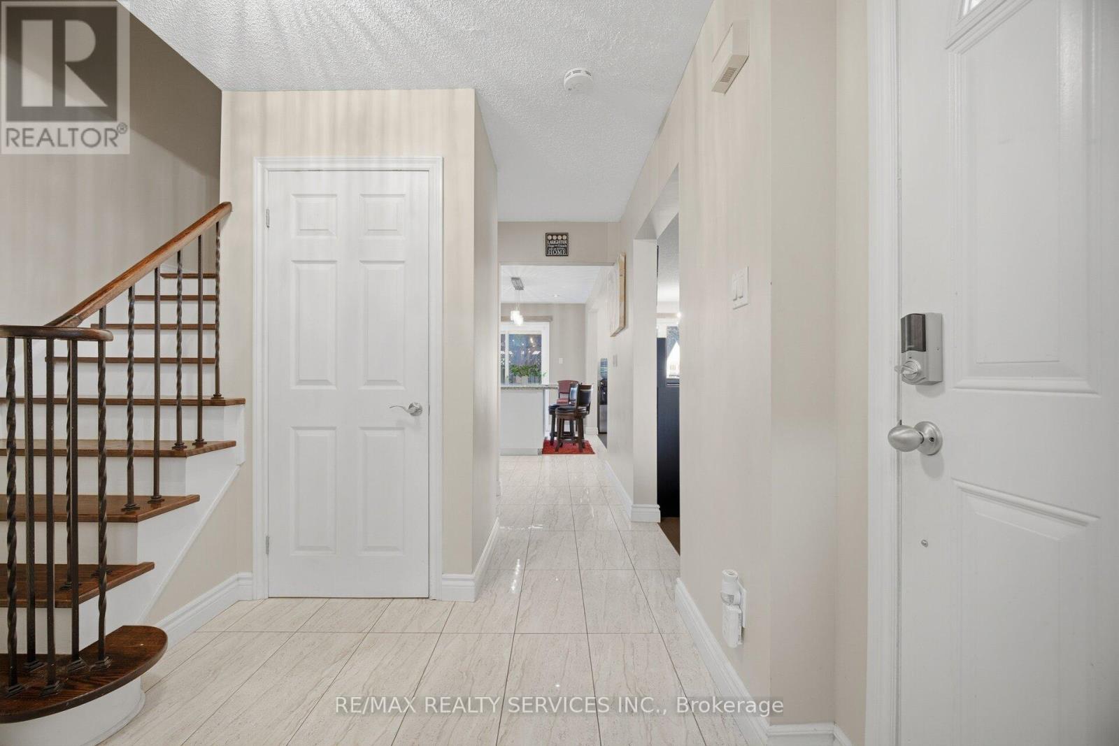 16 Langholm Court, Brampton, Ontario  L6Z 2Y1 - Photo 6 - W13661248