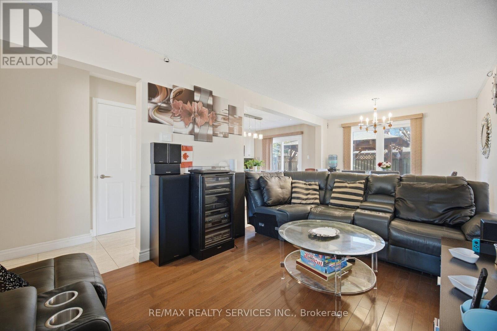 16 Langholm Court, Brampton, Ontario  L6Z 2Y1 - Photo 9 - W13661248