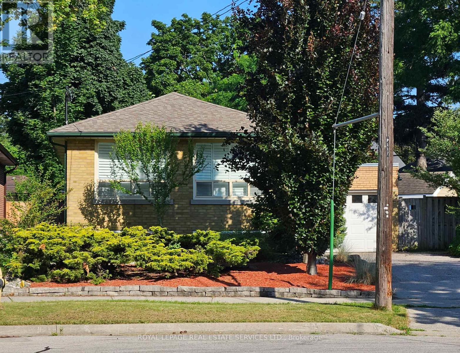 <div class="slider-price">$1,649,000</div><p>117 Westrose Avenue, Toronto, Ontario</p>