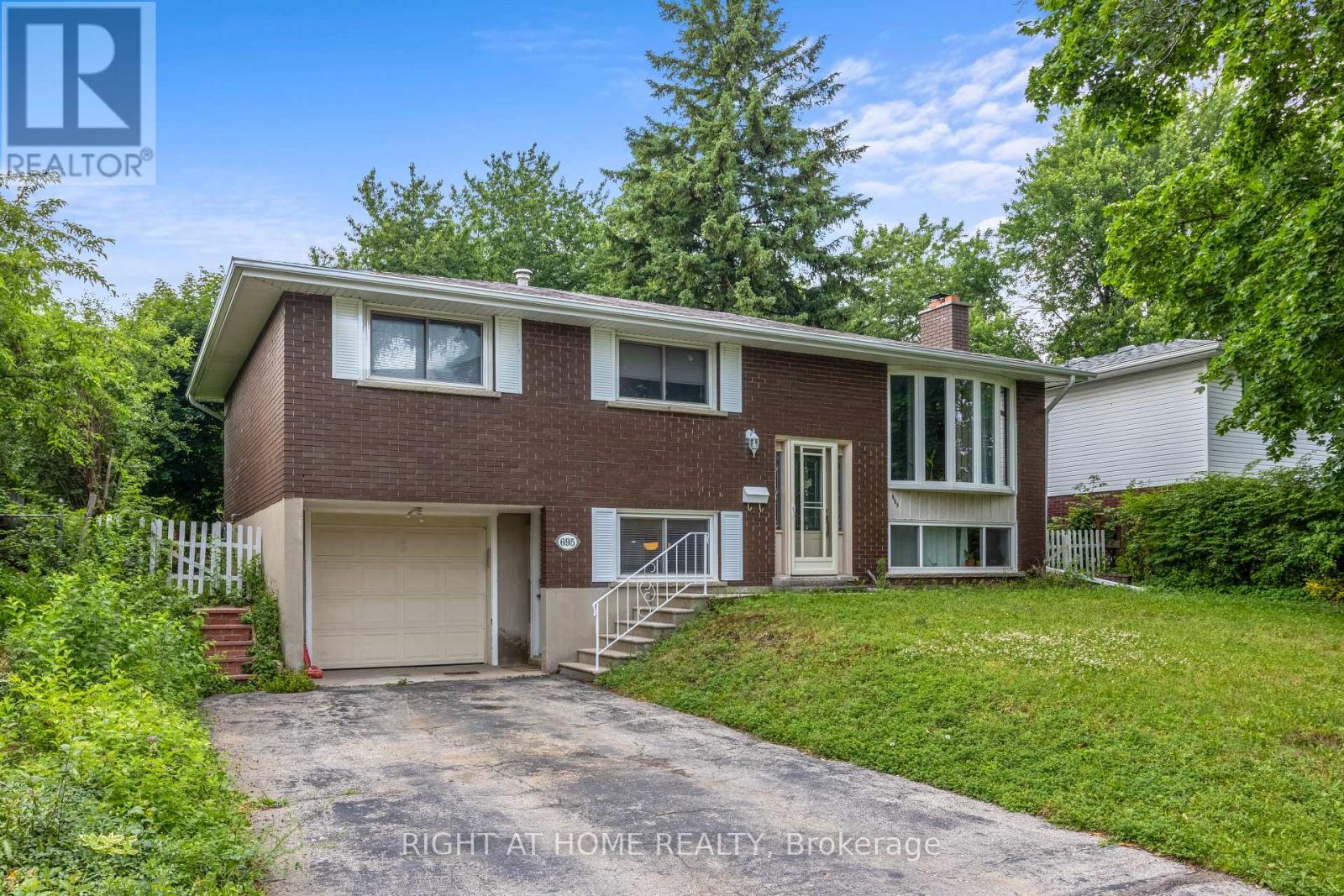 UPPER - 695 GLEN FORREST BOULEVARD, Waterloo, Ontario