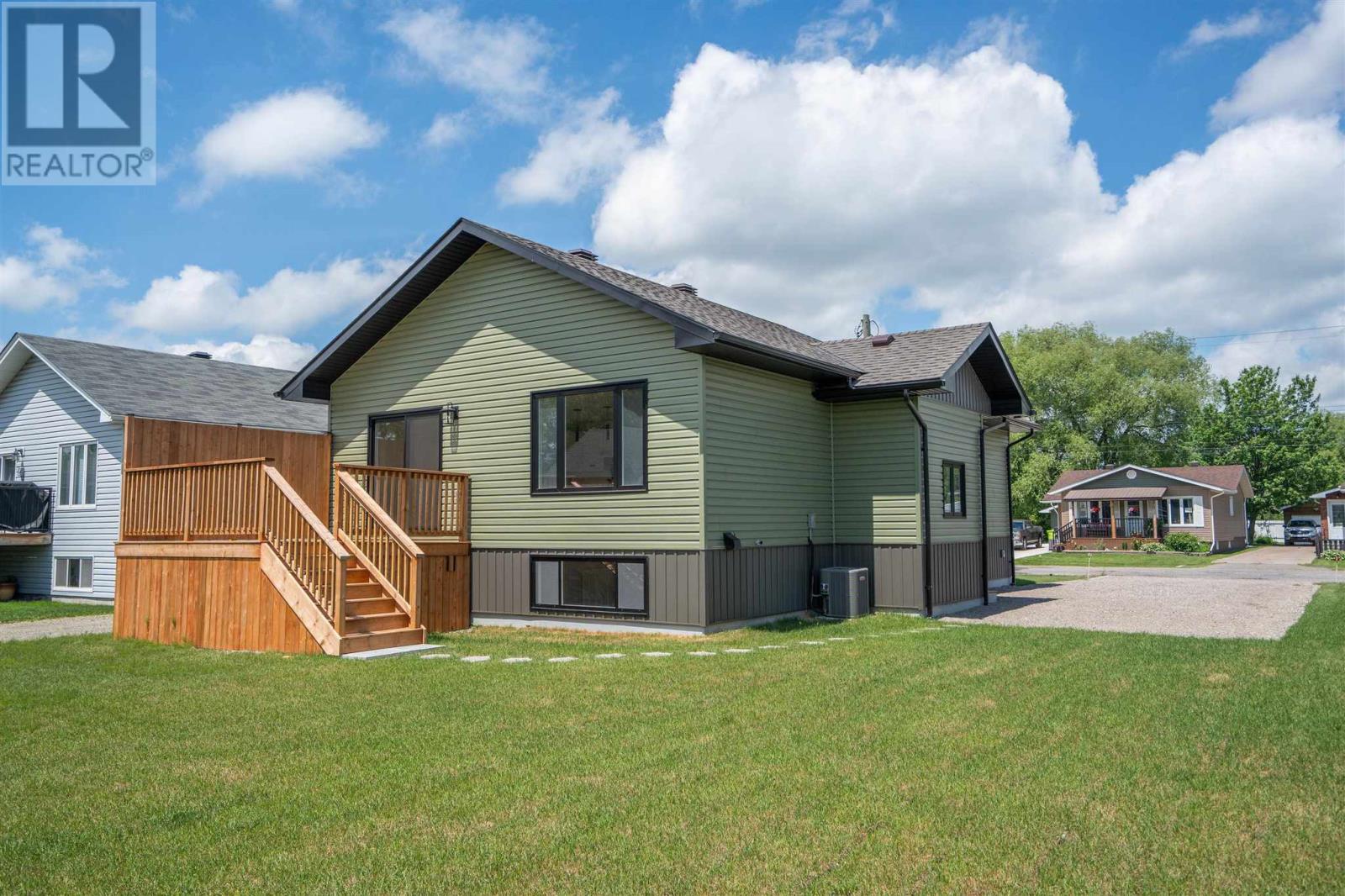 255 East Balfour St, Sault Ste. Marie, Ontario  P6C 1X8 - Photo 2 - SM261525