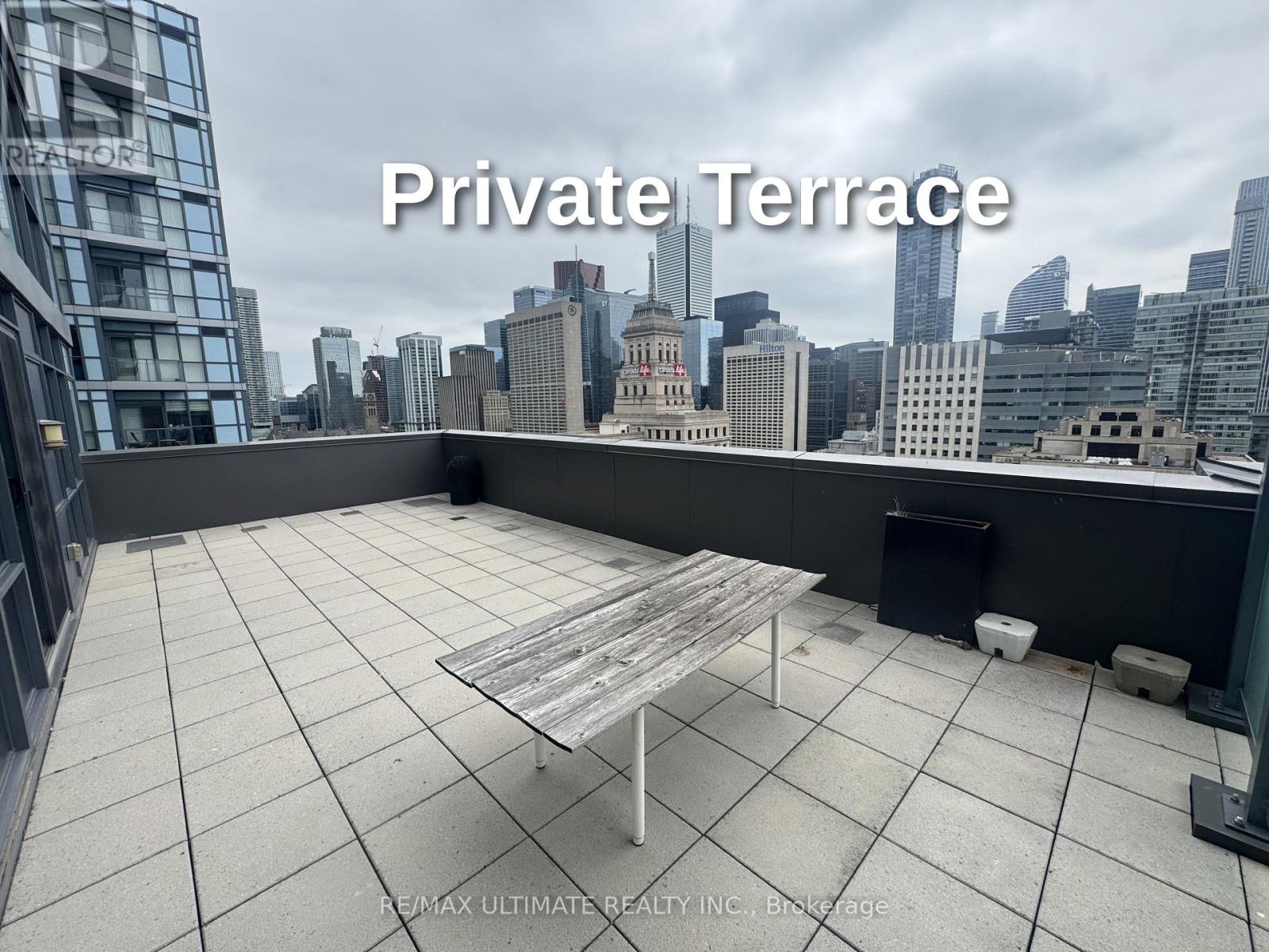 2002 - 210 SIMCOE STREET, Toronto, Ontario