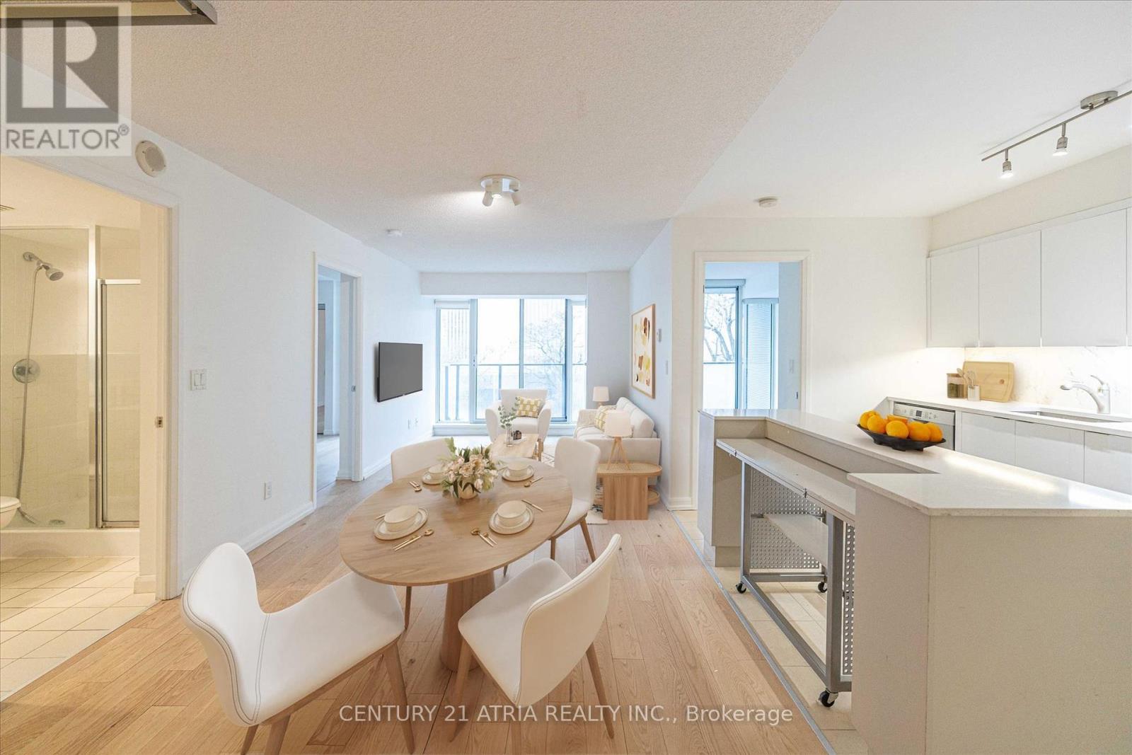 <div class="slider-price">$825,000</div><p>606 - 111 Elizabeth Street, Toronto, Ontario</p>
