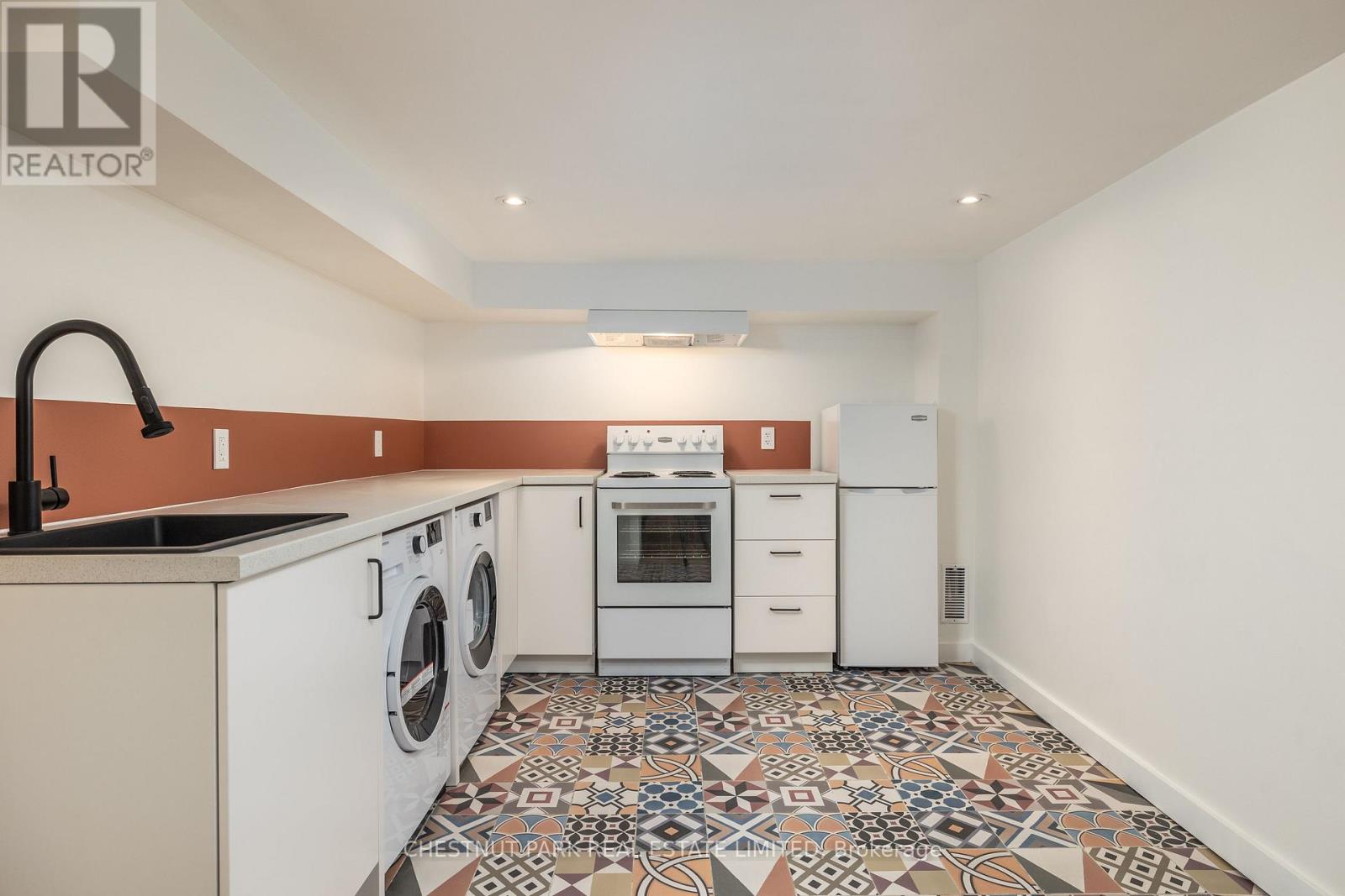 1654 Gerrard Street E, Toronto, Ontario  M4L 2A8 - Photo 10 - E13661560