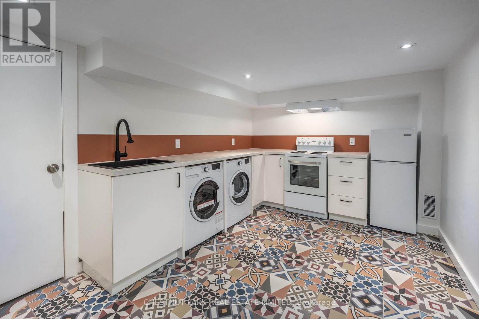 1654 Gerrard Street E, Toronto, Ontario  M4L 2A8 - Photo 11 - E13661560
